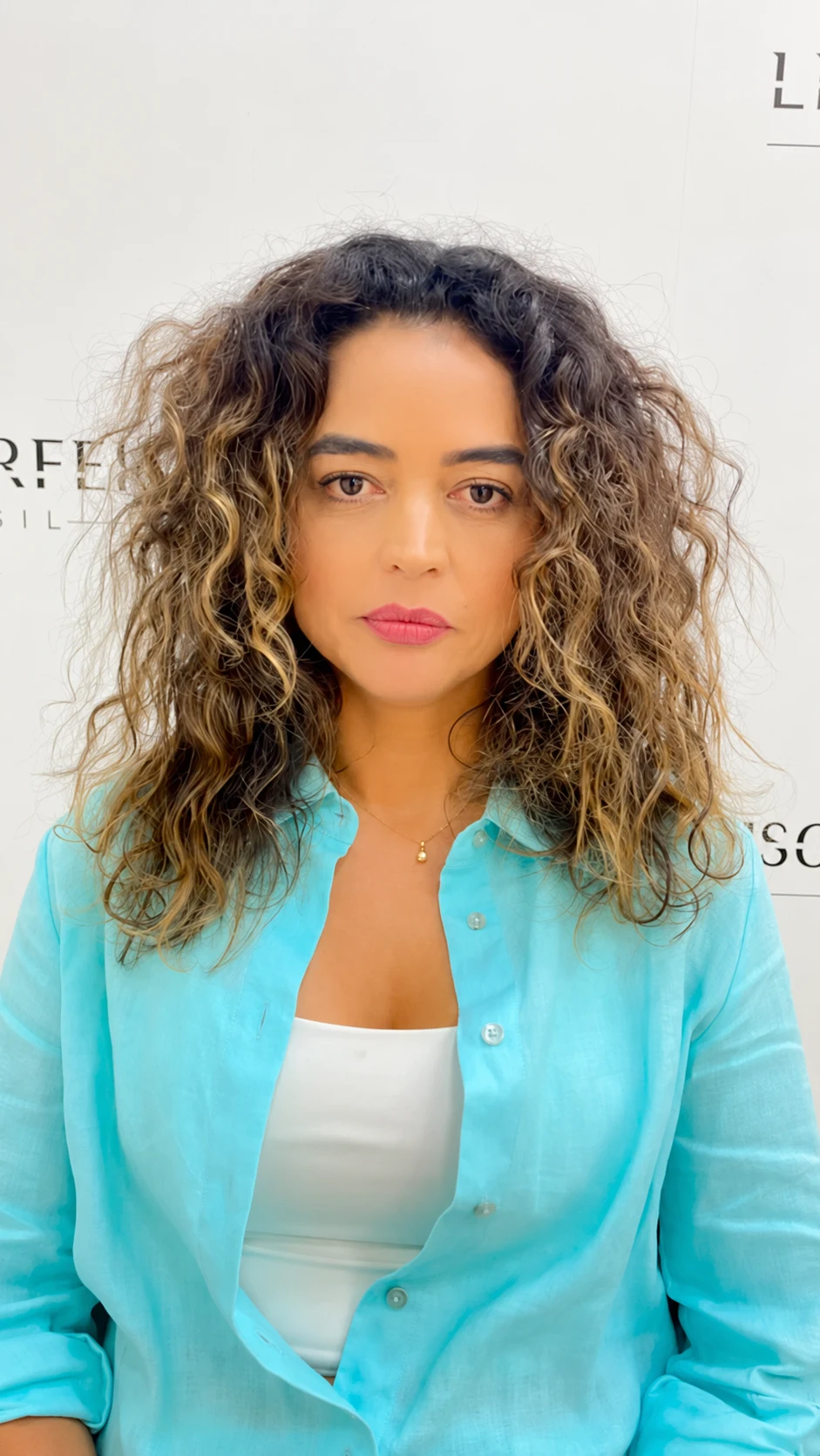 Antes — cabelo com volume e frizz